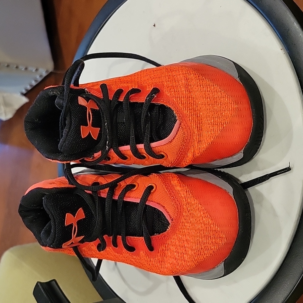 Under armor tennis shoes for boys